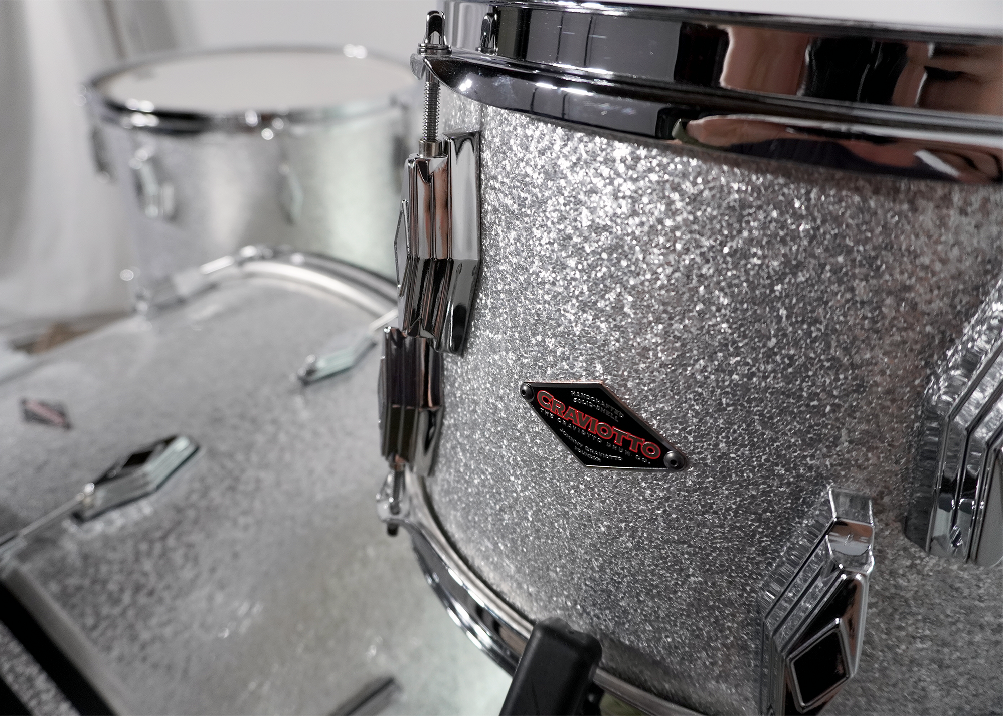 CRAVIOTTO Custom Shop Maple Kit 24x14, 12x08, 16x16 w/ Diamond Cast Lugs & 45' Edges - Silver Sparkle Wrap (Ex-Artist Demo)